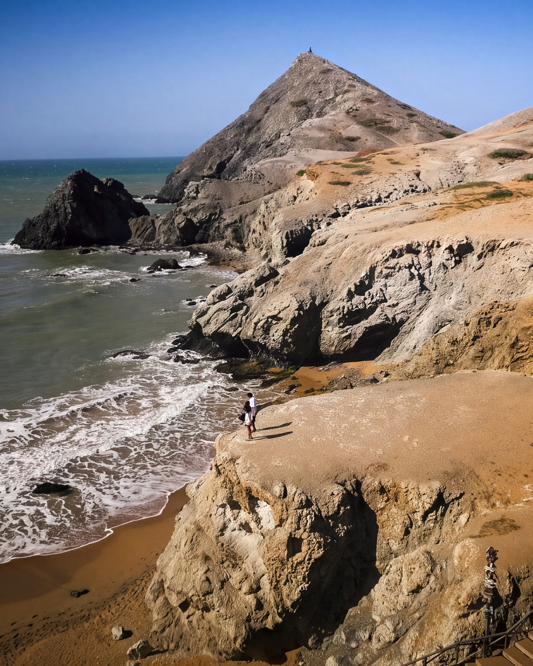 Cerro Pilón de Azúcar con la escalera de madera que sube a la cima, una enramada a la derecha y el mar a la izquierda, en el Cabo de la Vela (La Guajira).
