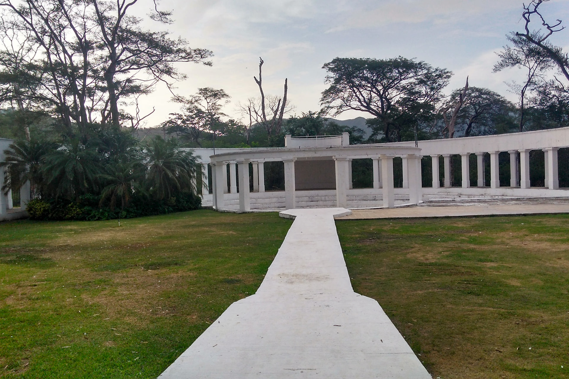 Une allée blanche à travers la pelouse vers le monument à colonnes de la Quinta de San Pedro Alejandrino, à Santa Marta.